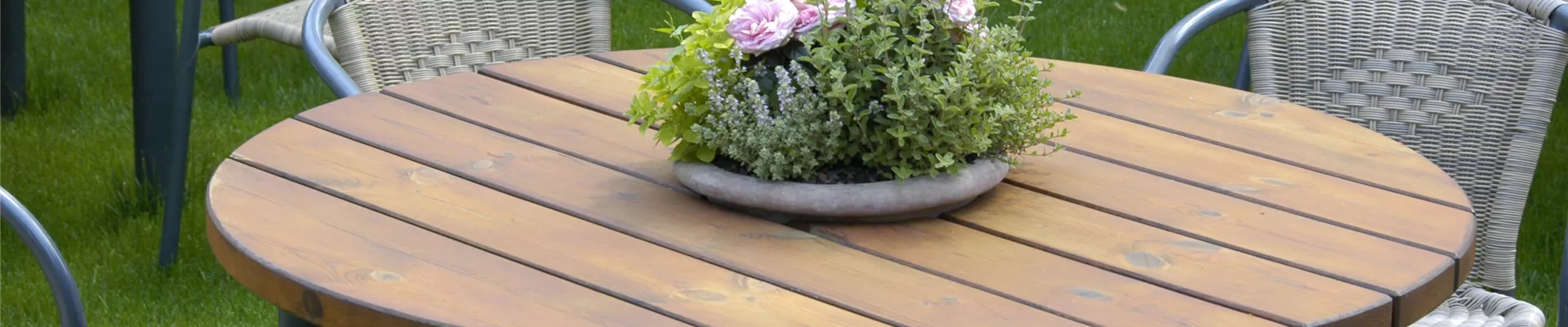 Blumenschale auf Tisch Blumenschale auf Tisch