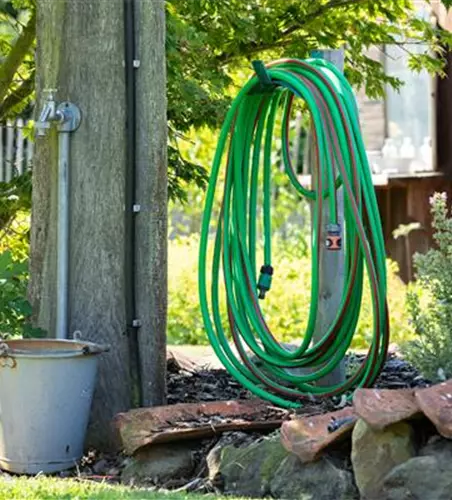 Sommer, Sonne, Abkühlung: eine Gartendusche für den Sommer